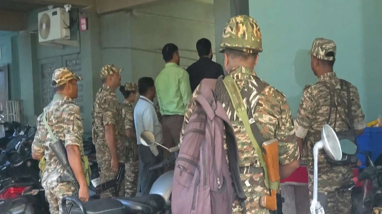 সাতসকালে কলকাতার বিভিন্ন জায়গায় হানা ইডির! চিটফান্ড প্রতারণা মামলায় অন্তত ৬ ঠিকানায় তল্লাশি কেন্দ্রীয় সংস্থার